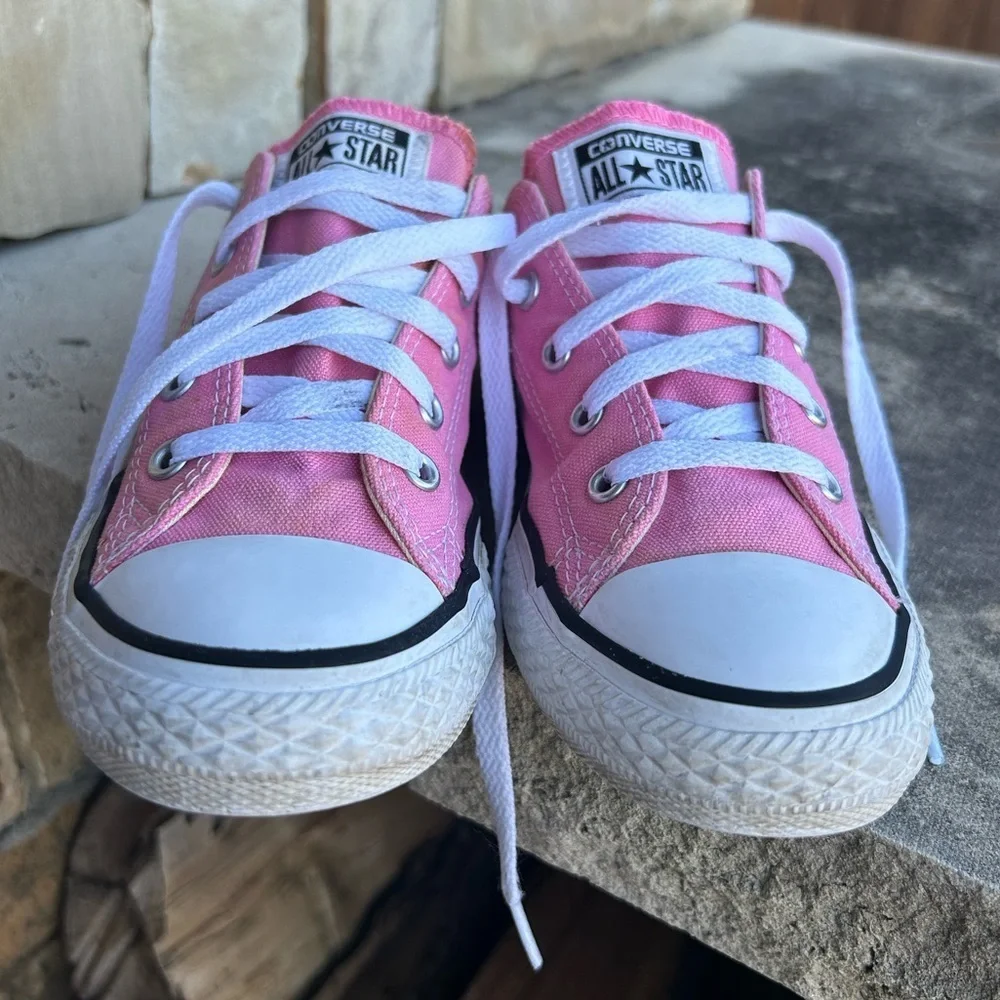 Converse All Star Chuck Taylor‎ Pink Sneakers with White Accents youth Sz-2. I